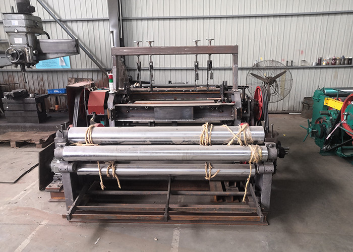Plain / Twill Woven Type Wire Netting Machine , Wire Mesh Manufacturing Machine