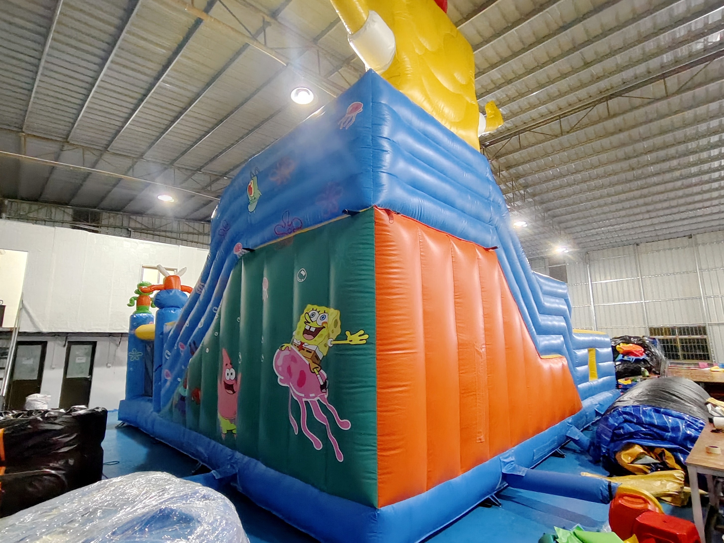 Automatic Move Inflatable Bounce House With Slide SpongeBob SquarePants Inflatable Fun City
