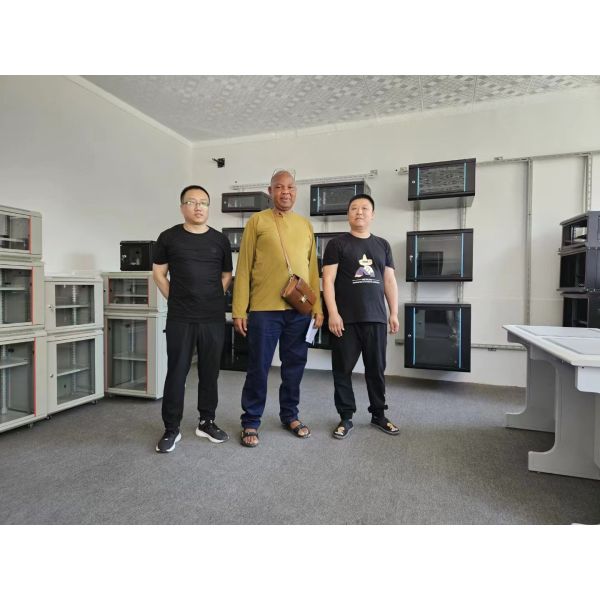 Floor Standing Server Cabinet with Powder Coated Surface Finish Network Rack Cabinet