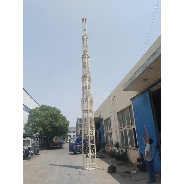 Hydraulic Erect 30m Telecom Tower on Wheels with Motorized Lattice and Shelters