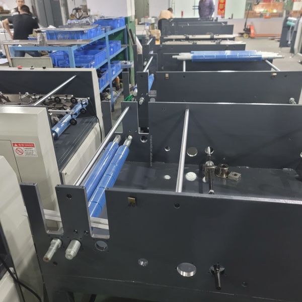 Precise Bookcase Folding Machine Automatic Case Making Machine