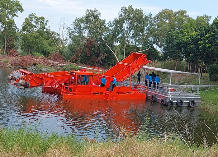 10 cubic capacity of Lake Weed Cutter Machine are used to collect and clean river water plants