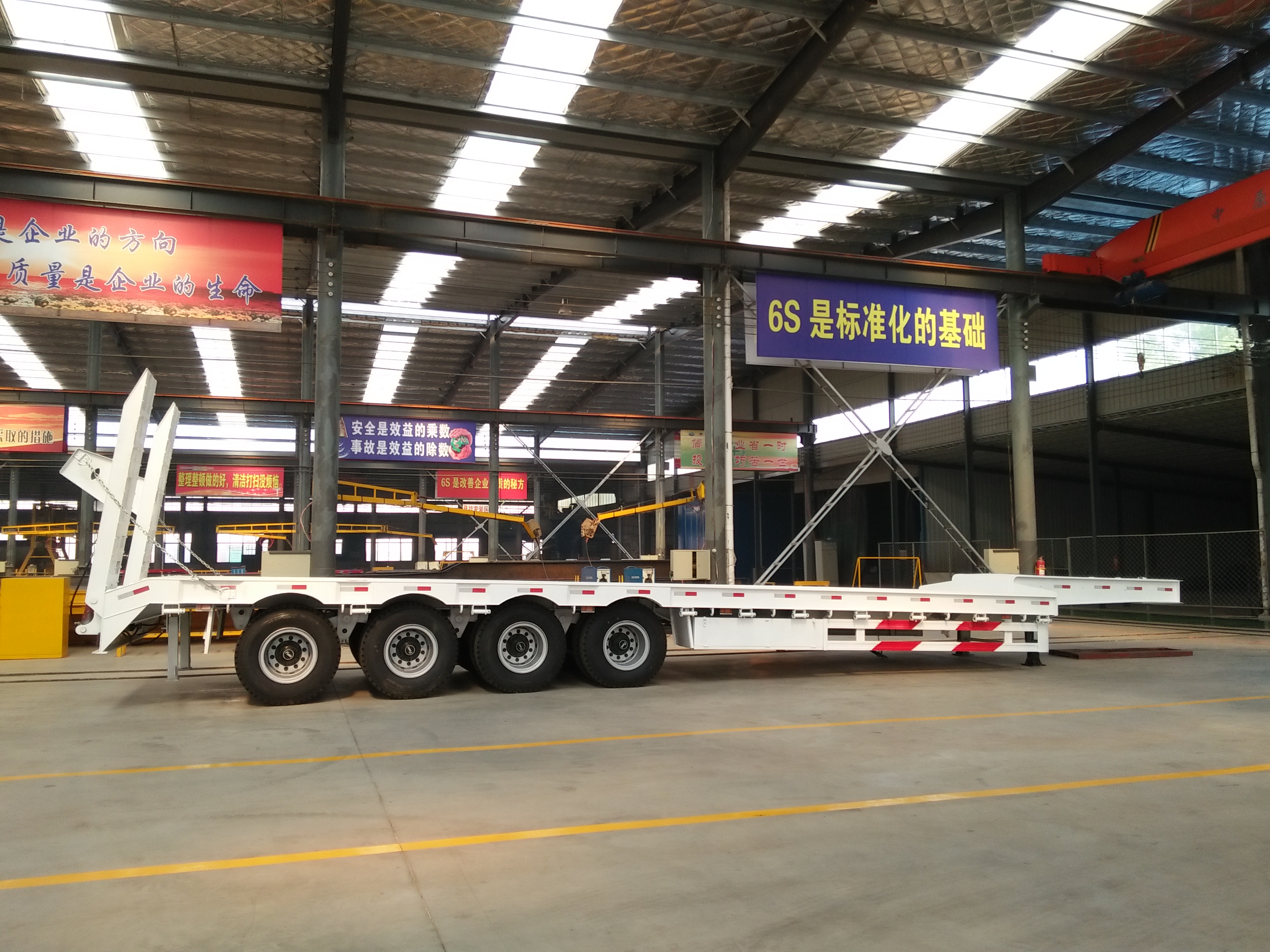 Transport Excavator with Hydraulic Gooseneck 80Tons 4 Axles Low Bed Trailer and Ladder
