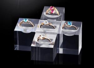 Transparent Acrylic Display Stands Simple Design For Diamond Rings Displaying