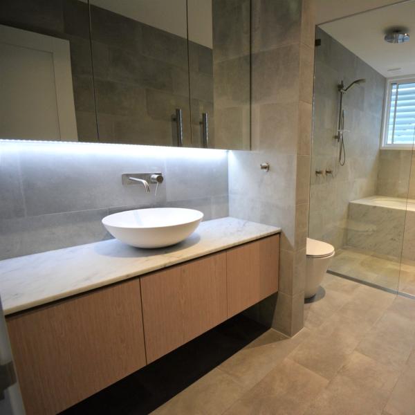 Customized Modern Timber Veneer Bathroom Vanity Units Handless Light Wood Texture