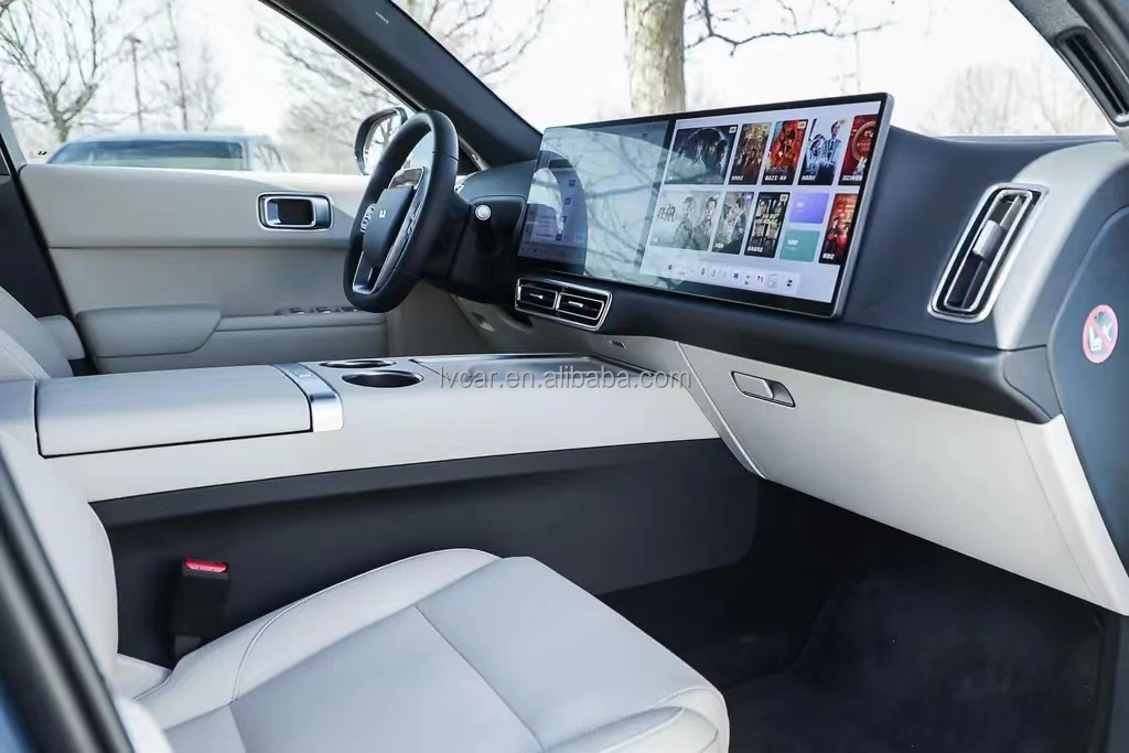 Light Interior Color and Automatic Air Conditioner within LiXiang L7