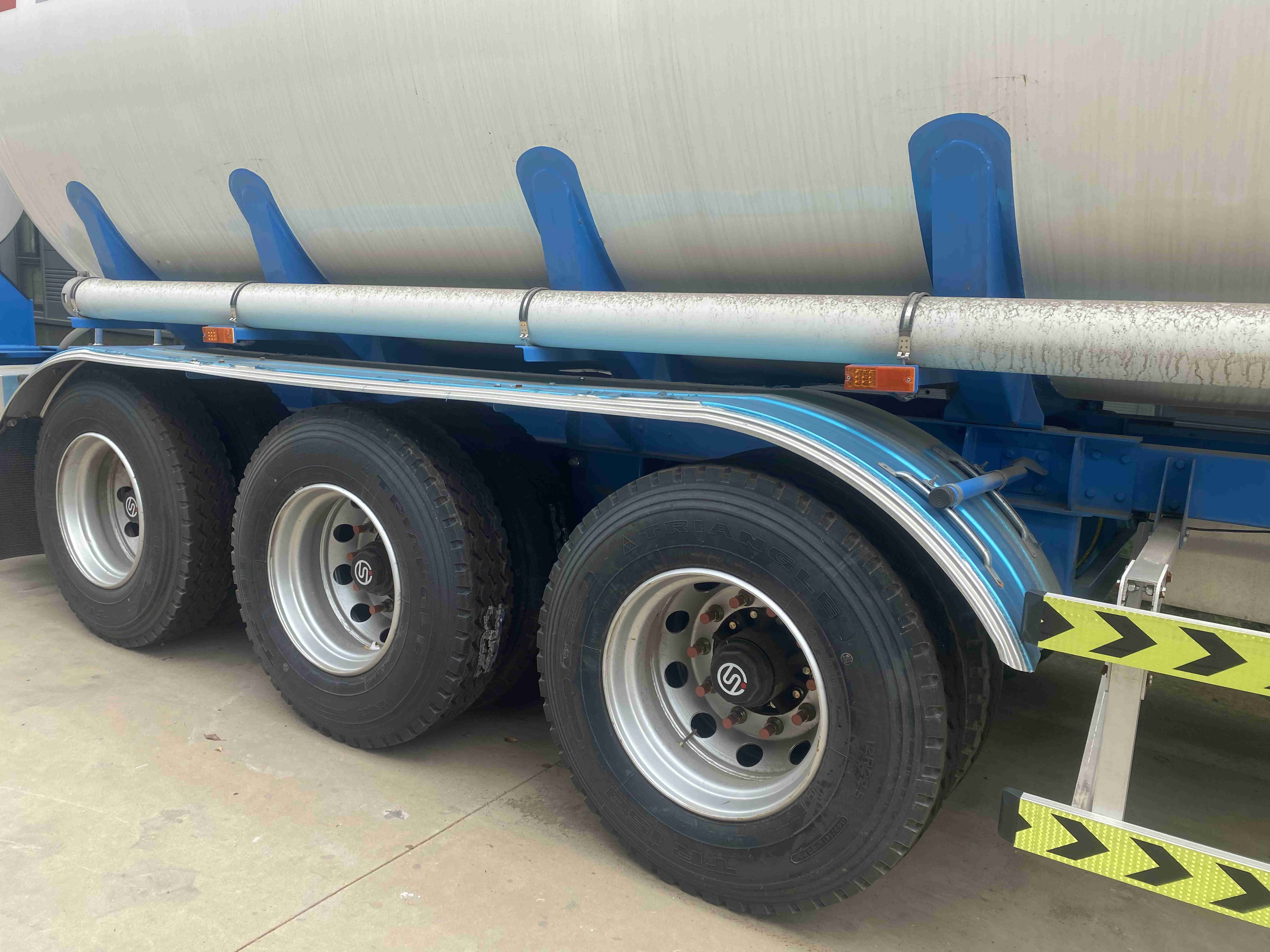 CIMC Second Hand Diesel Fuel Tanker Truck 6x4 Drive Wheel Manual Transmission Oil Water Chemical Storage Refueling Steel Storage