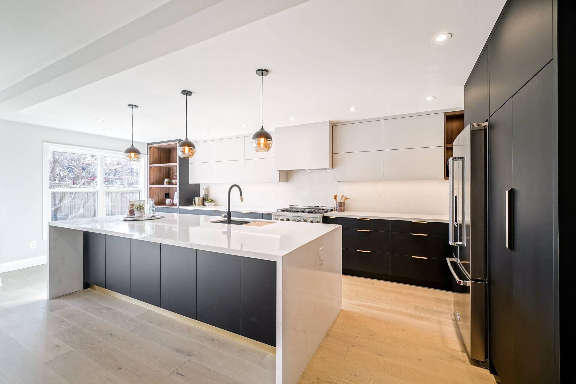 Quartz Stone Countertop Solid Wood Matte Lacquer Kitchen Cabinets with Oven and Stove