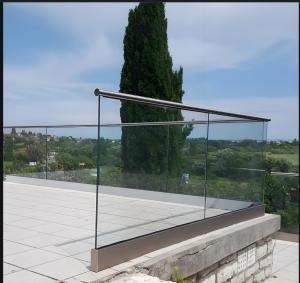 China Modern Toughened Glass Balcony Railing Windproof Custom Sizes wholesale
