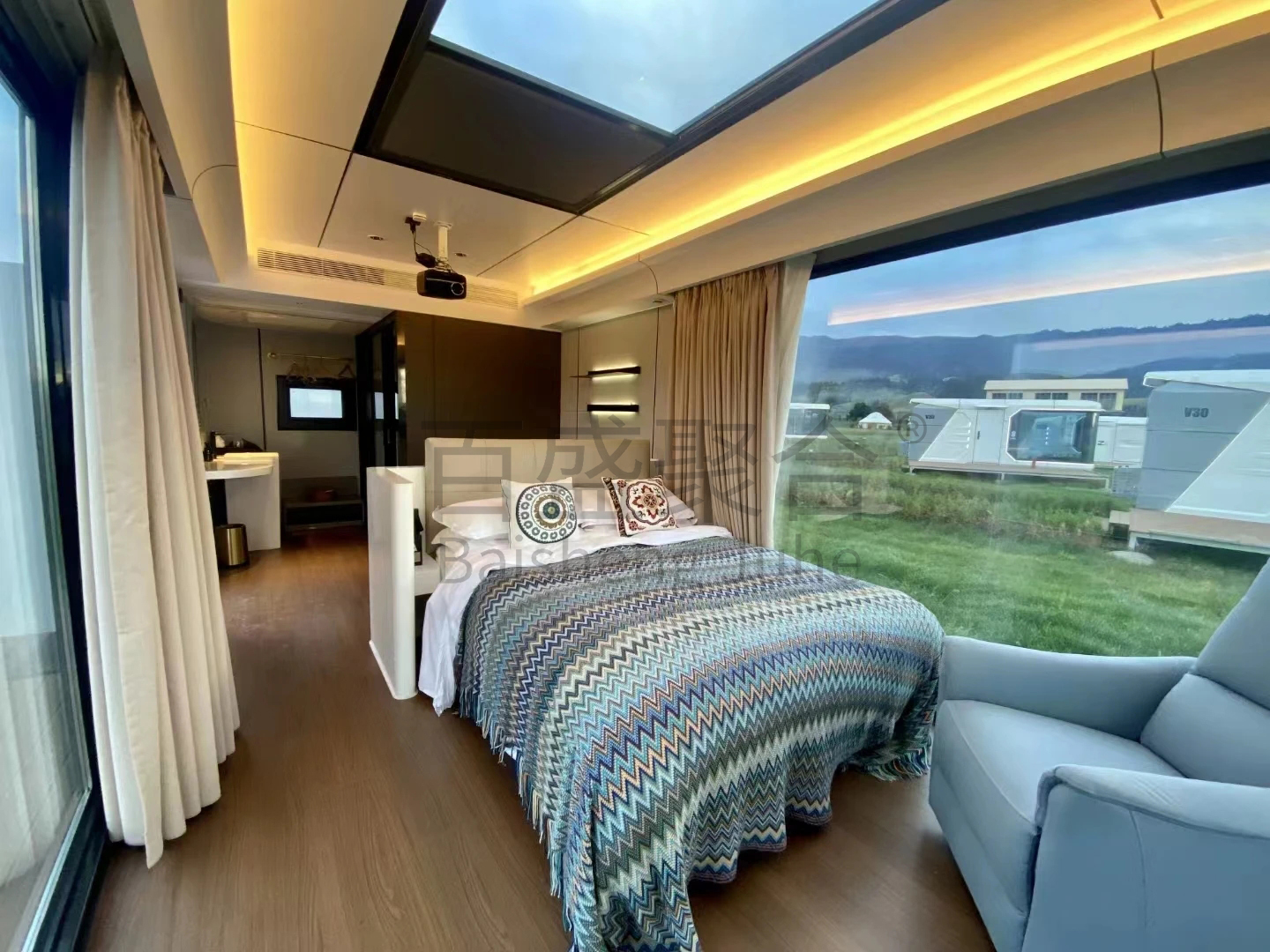 Customized Color Space Capsule House Eco Friendly Advantage with Balcony Upgrade