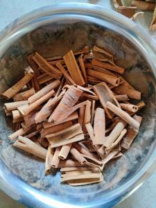 China Natural Brownish Yellow Cassia Cinnamon Long Sticks Authentic Herbs And Spices wholesale