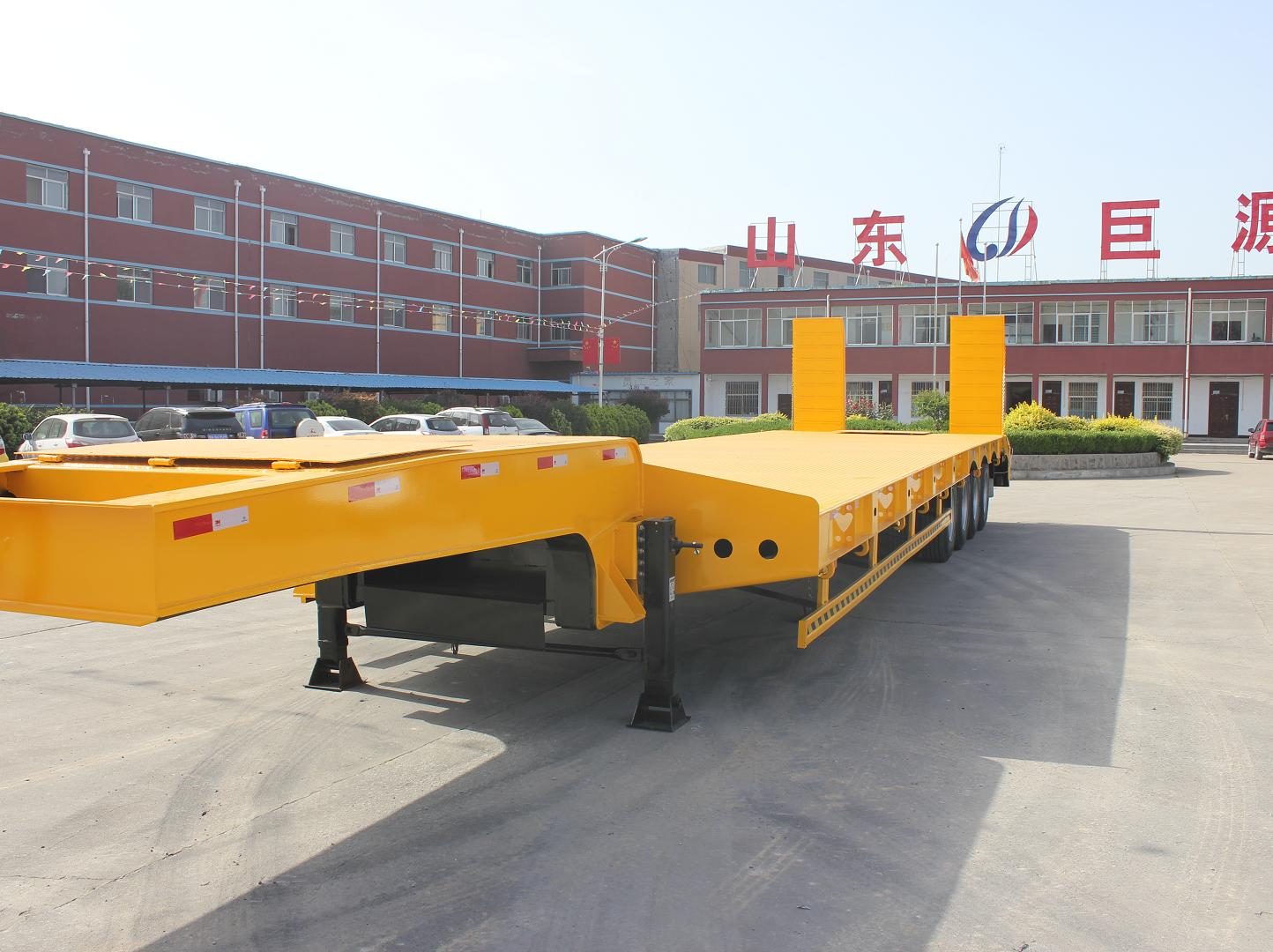 Transport Excavator with Hydraulic Gooseneck 80Tons 4 Axles Low Bed Trailer and Ladder