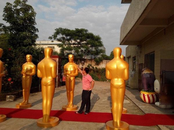Quality life size Oscar statue/sculpture for sale with golden color fiberglass as hotel mall door deco for sale