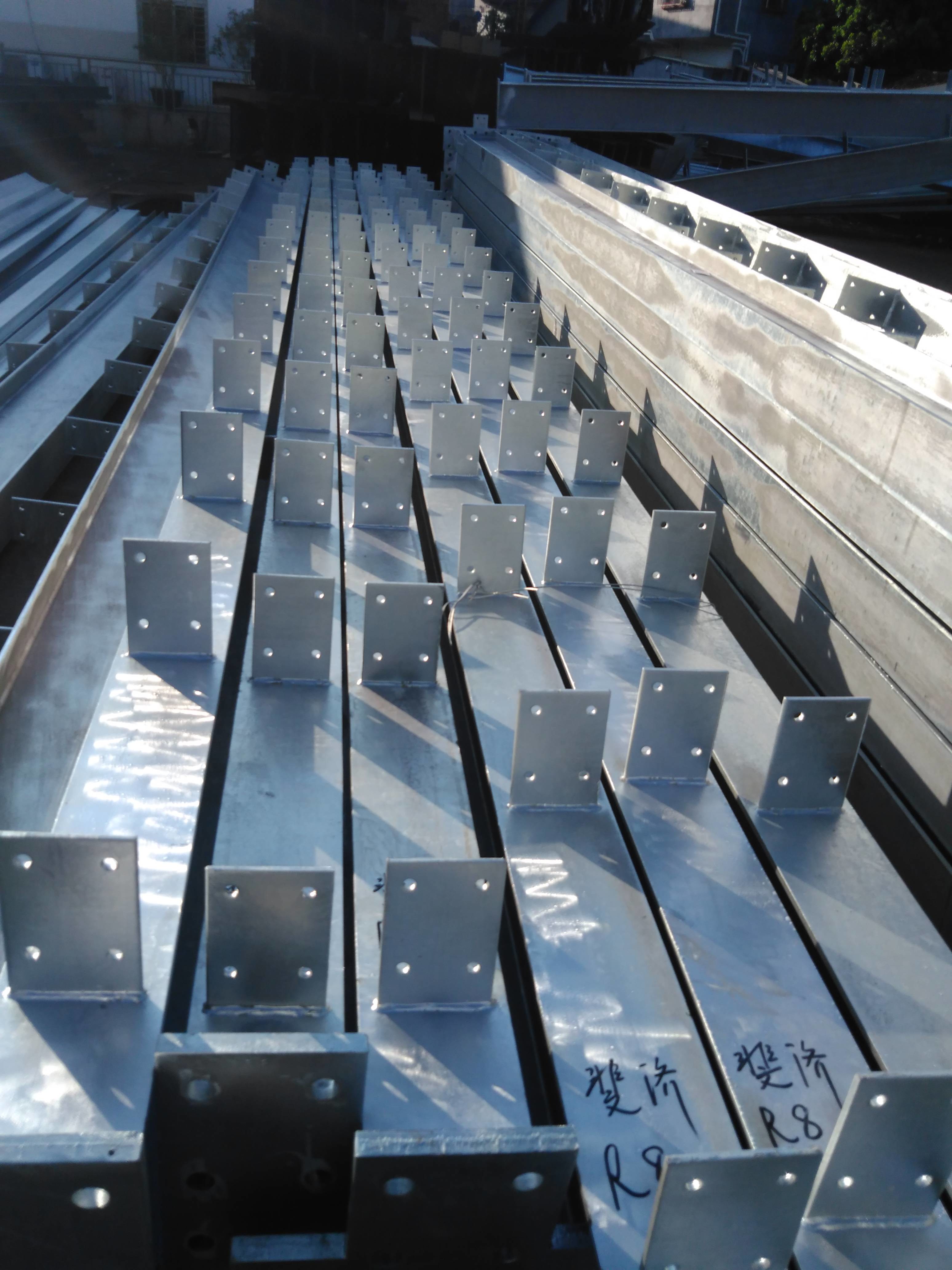 Q345B Steel Structure Buildings With Red Color Paint Area Size 6000 Square Meter