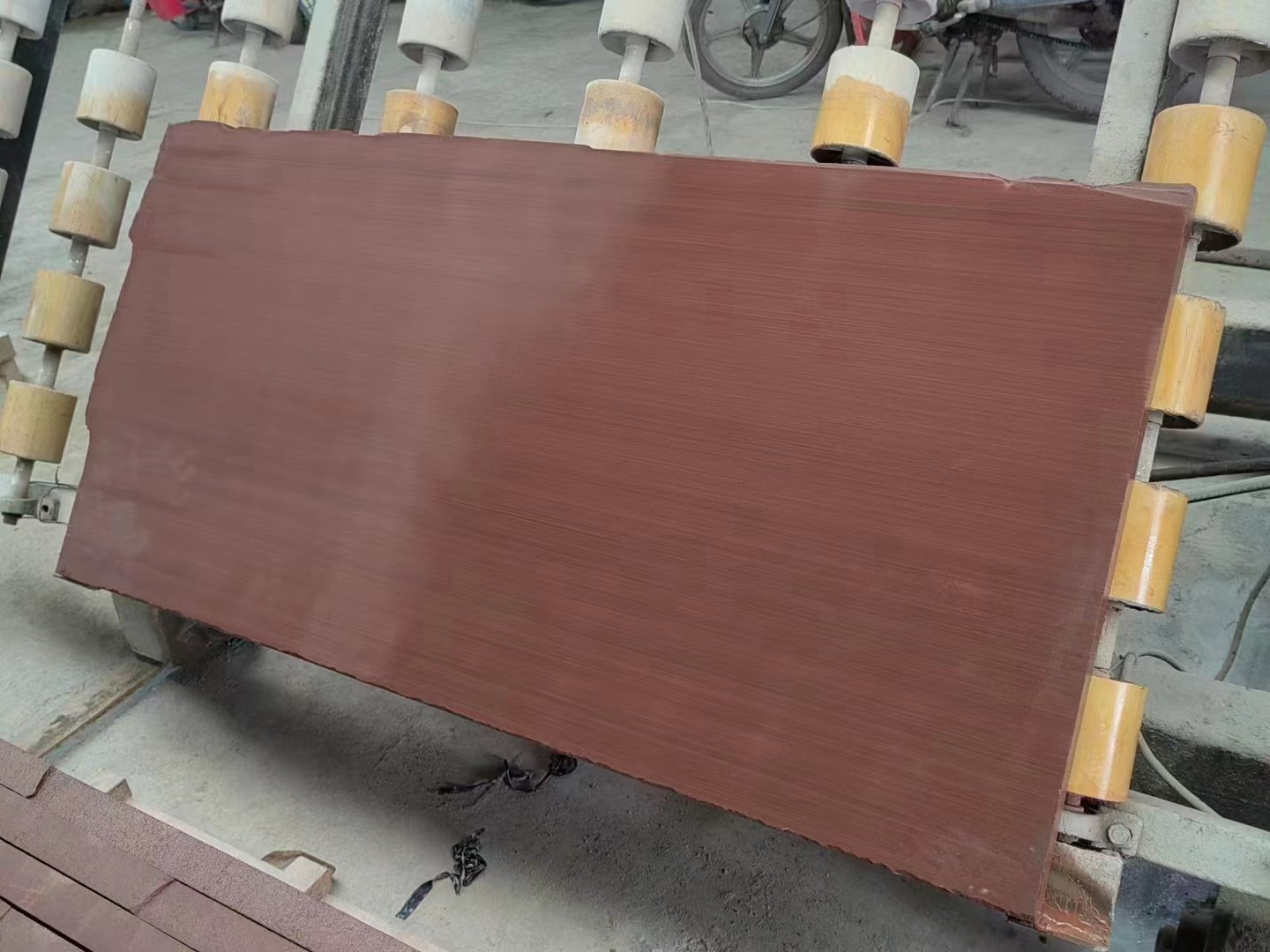 Customized Honed Finish Red Sandstone Paving Slabs With Wood Pattern