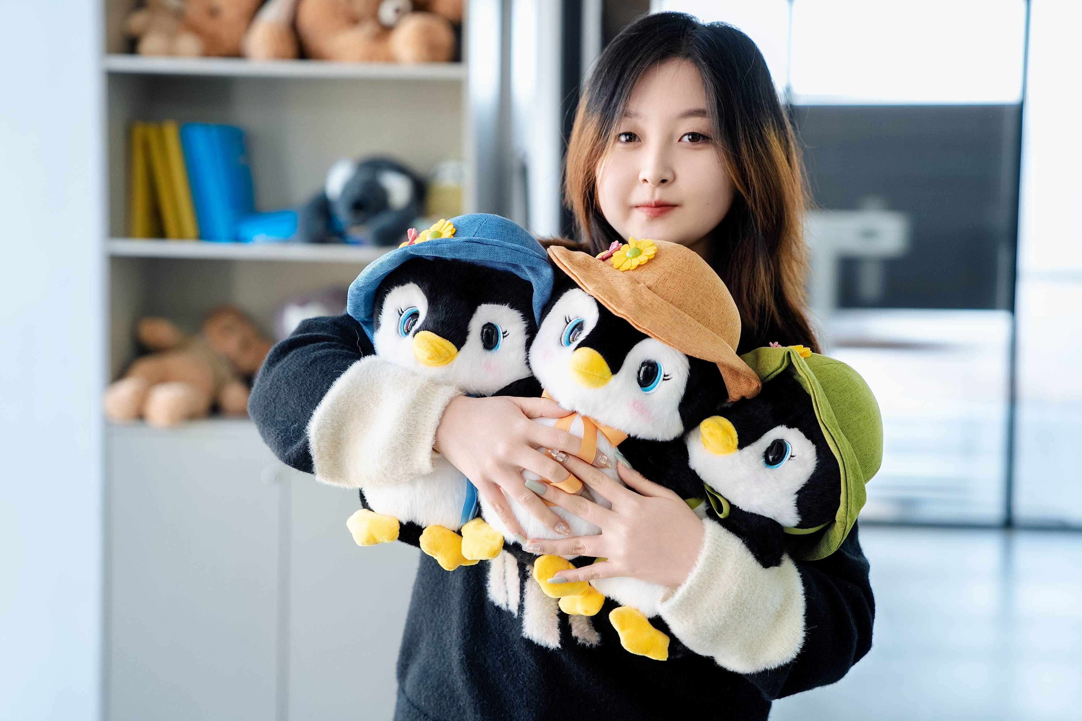 PP Cotton Kawaii Cartoon Soft Plush Toys Penguin Stuffed Animals With Flower Hat OEM