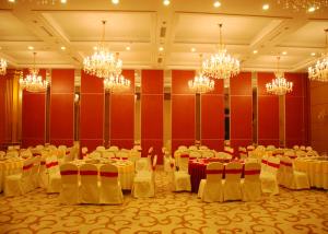 Red Sliding Folding Partitions Movable Walls For Exhibition Place