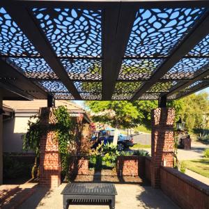OEM / ODM Modern Aluminum Pergola With Louvered Roof 3x4 3x3