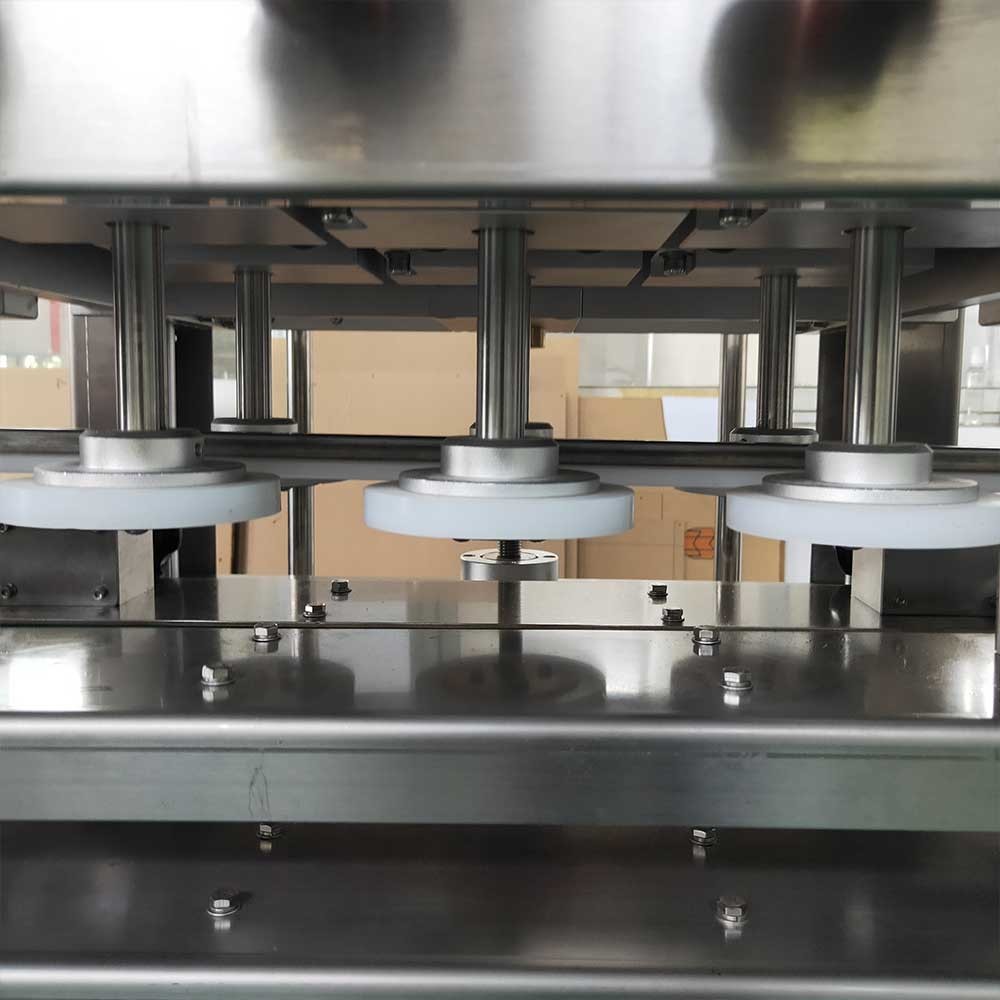 NP-LC Fully Automatic Spindle Capping Machine With Cap Feeding Elevator Spindle Capper