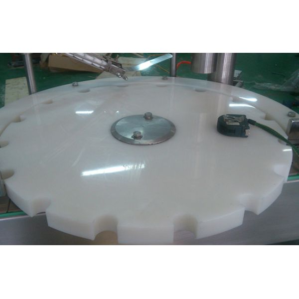 Fully Automatic PET Bottle Capping Machine For Chubby Gorilla Bottle 30-50 bottles/min