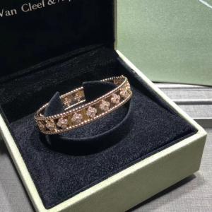 China Personalized Van Cleef Jewelry As Wedding Anniversary / Birthday Party Gift wholesale