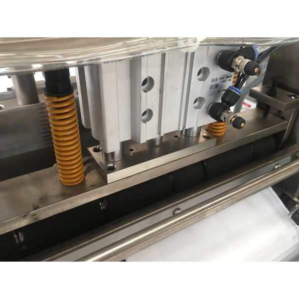 Dual Servo Motor 18 Bags/Min Sanitary Towel Sealing Machine