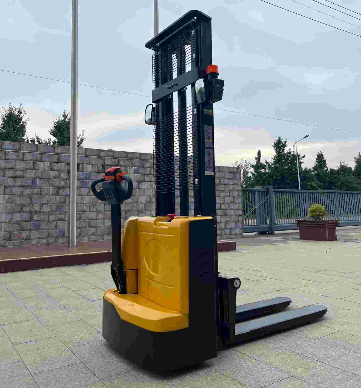 1.5t 3500mm Dual-Mast Full Electric Walkie Stacker with Curtis Controller for Efficient Inventory Management