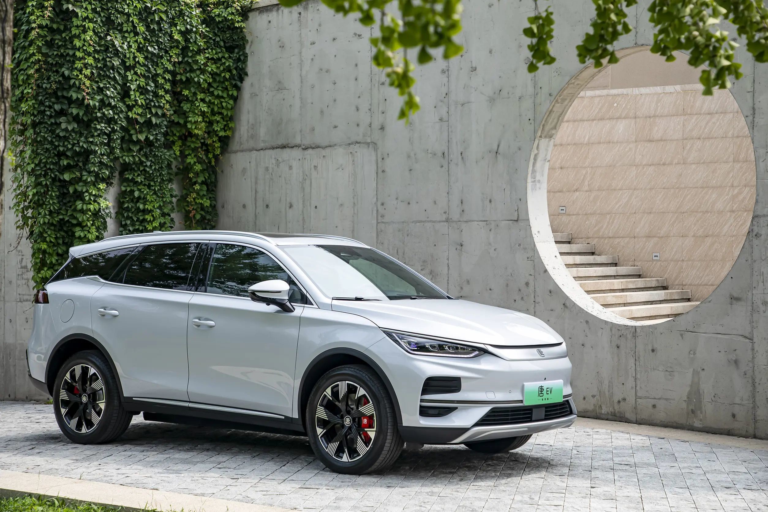 BYD Tang Electric Car Combining Modern Elegance with Cutting-Edge Technology