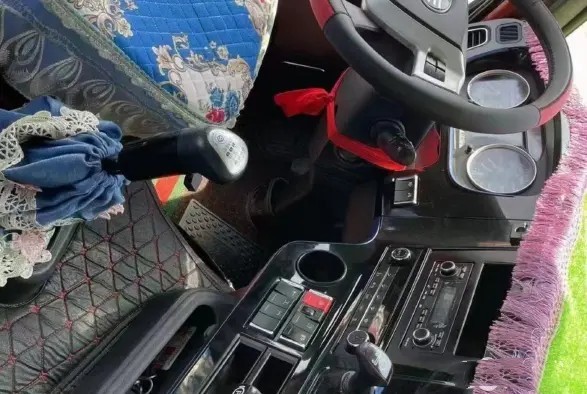 Second Hand Horse Box Trailer 2021 Year Red Color 6×4 Drive Mode Weichai Engine 460hp Used FAW Tractor Truck