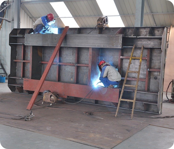 High Temperature Motorized Trolley Carts , Arc Shape Rails Scrap Transfer Car