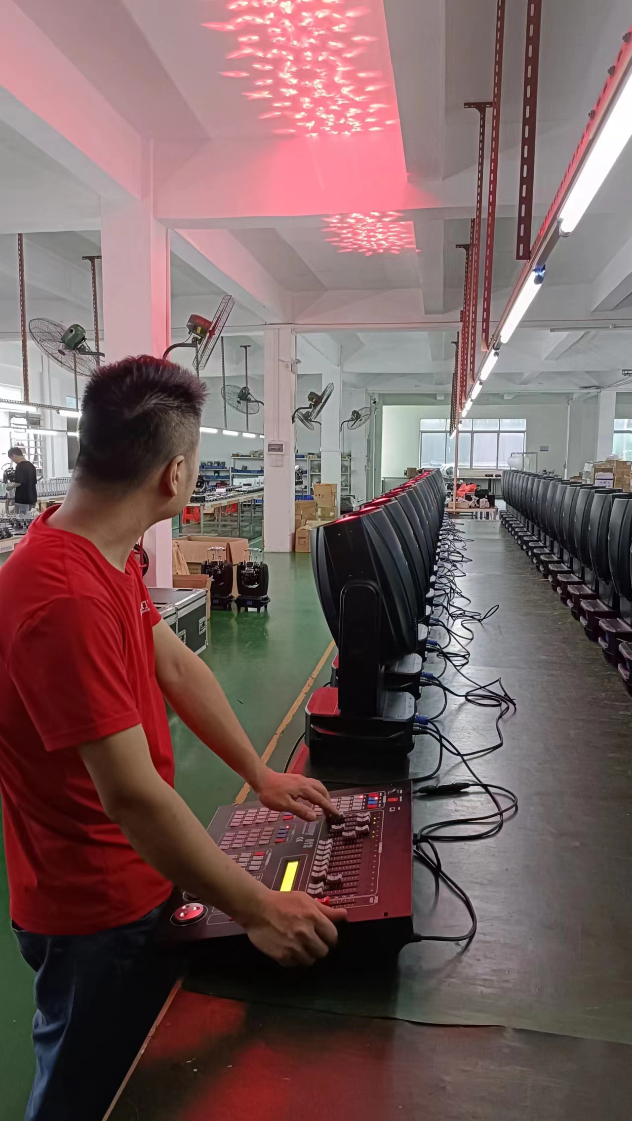 RGBW Moving Head Light for Theme Park and DJ Stage Disco 15 KG 50000 Hours Lifespan