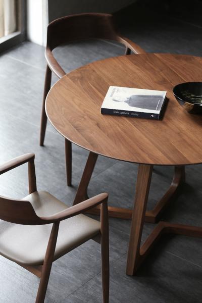 Quality FSC Restaurant Solid Walnut Dining Table Round Wood Dining Tables for sale