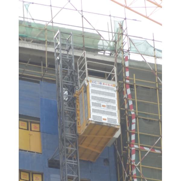 Sand Blasting Construction Hoist Elevator Payload Capacity 2000Kg FC Control