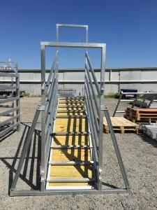 China Adjustable Galvanized Cattle Chute Loading Ramp HDG Adjustable 6 Rail Cattle Panels Loading Ramp 2.4h x 3.6L Slide Gate wholesale