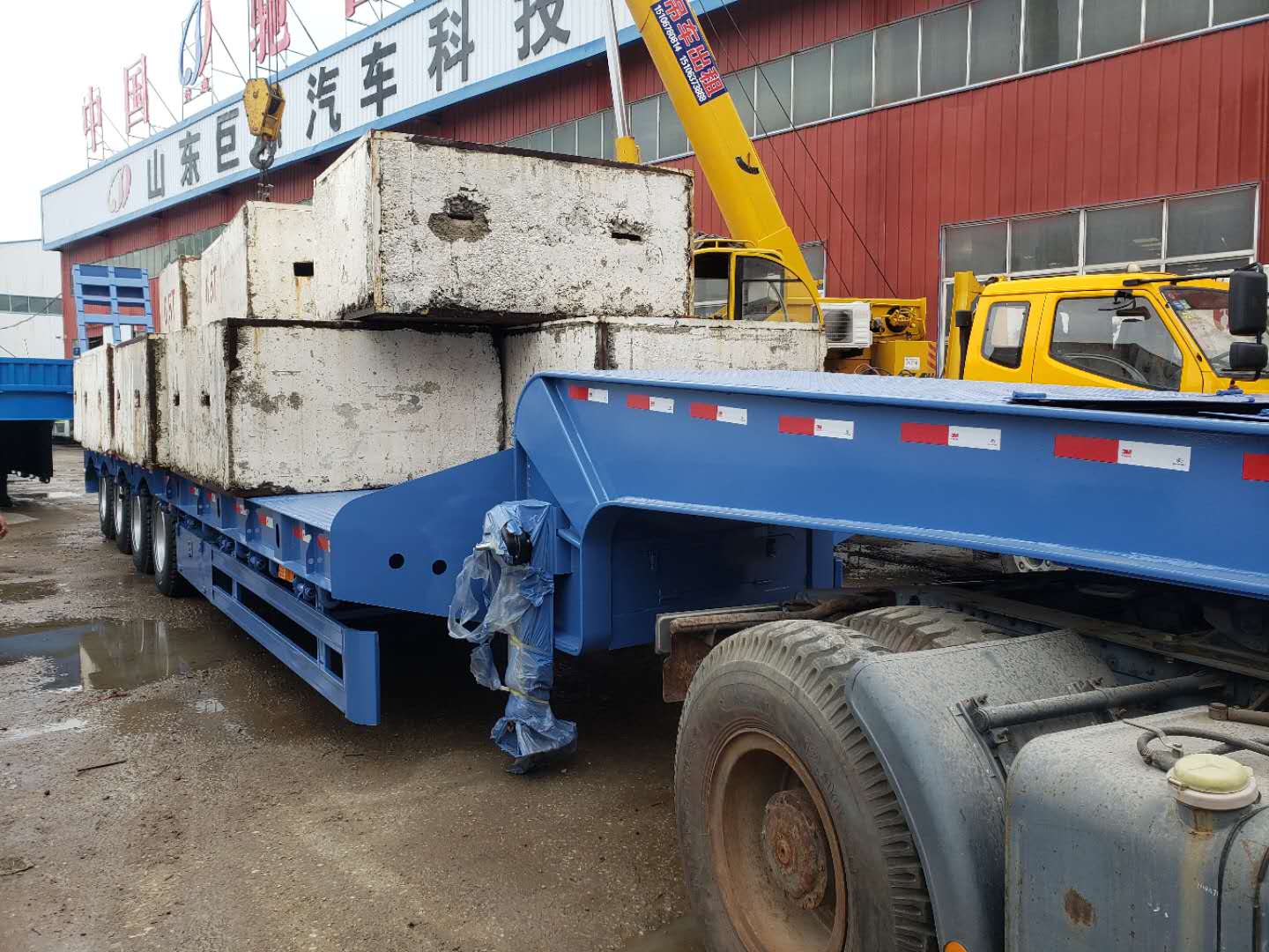Transport Excavator with Hydraulic Gooseneck 80Tons 4 Axles Low Bed Trailer and Ladder