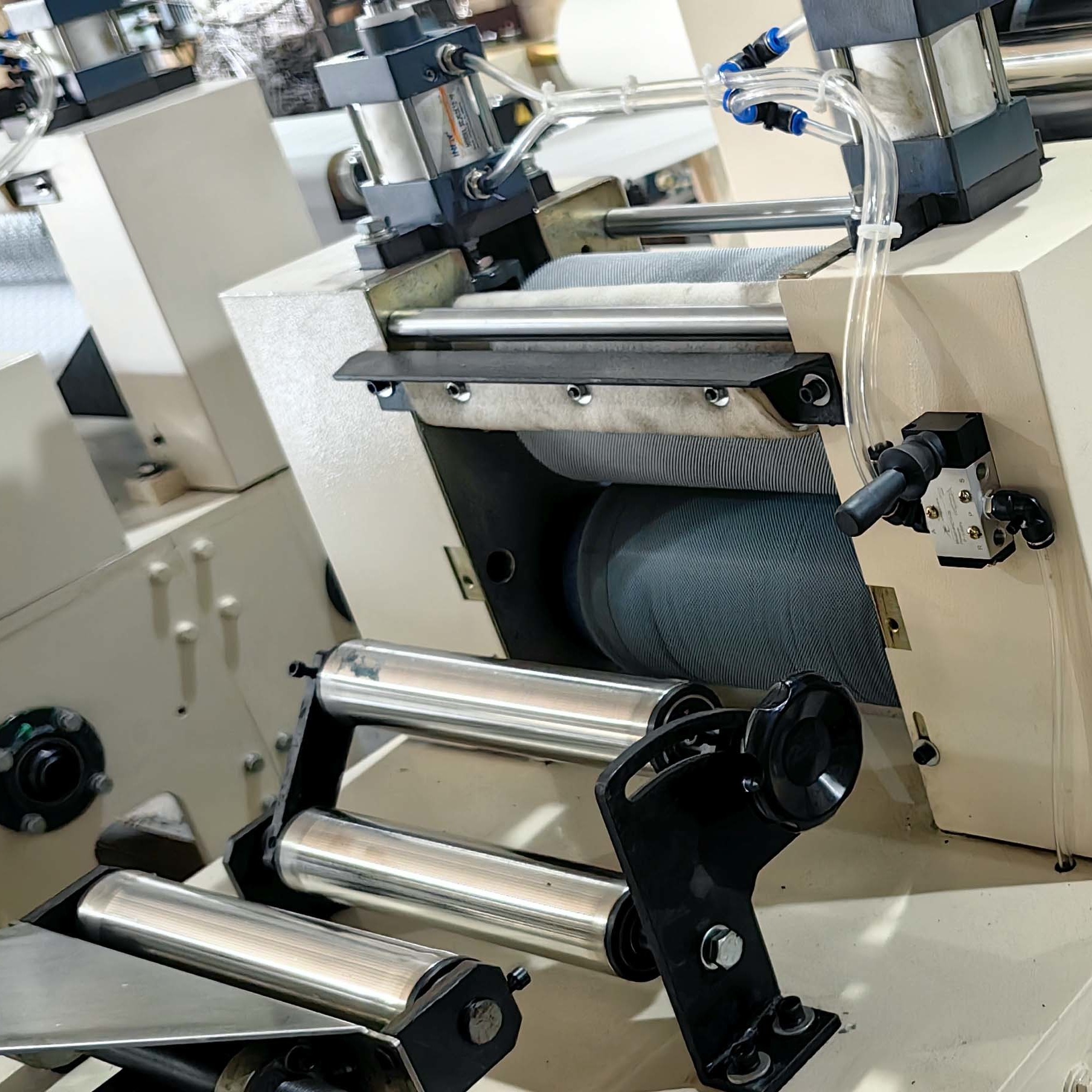 Automatic Table Napkin Tissue Paper Manufacturing Machine Customized Color Print
