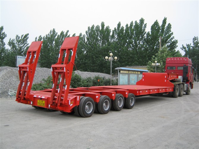Transport Excavator with Hydraulic Gooseneck 80Tons 4 Axles Low Bed Trailer and Ladder