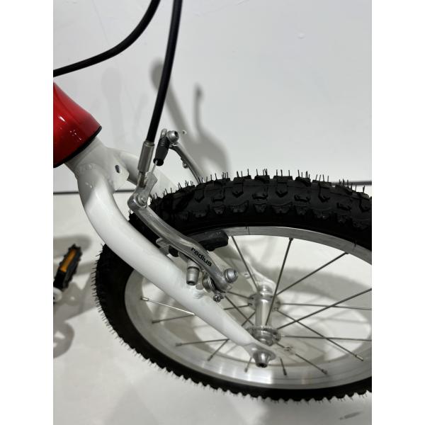 Smooth and Light 14.3kg Childrens Bike with Non slip Pedals and Double Wall Alloy Rim
