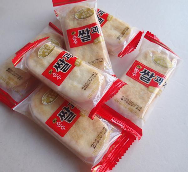 Quality Sweet Salty Senbei Rice Crackers Elliptic Japanese Sesame Crackers for sale