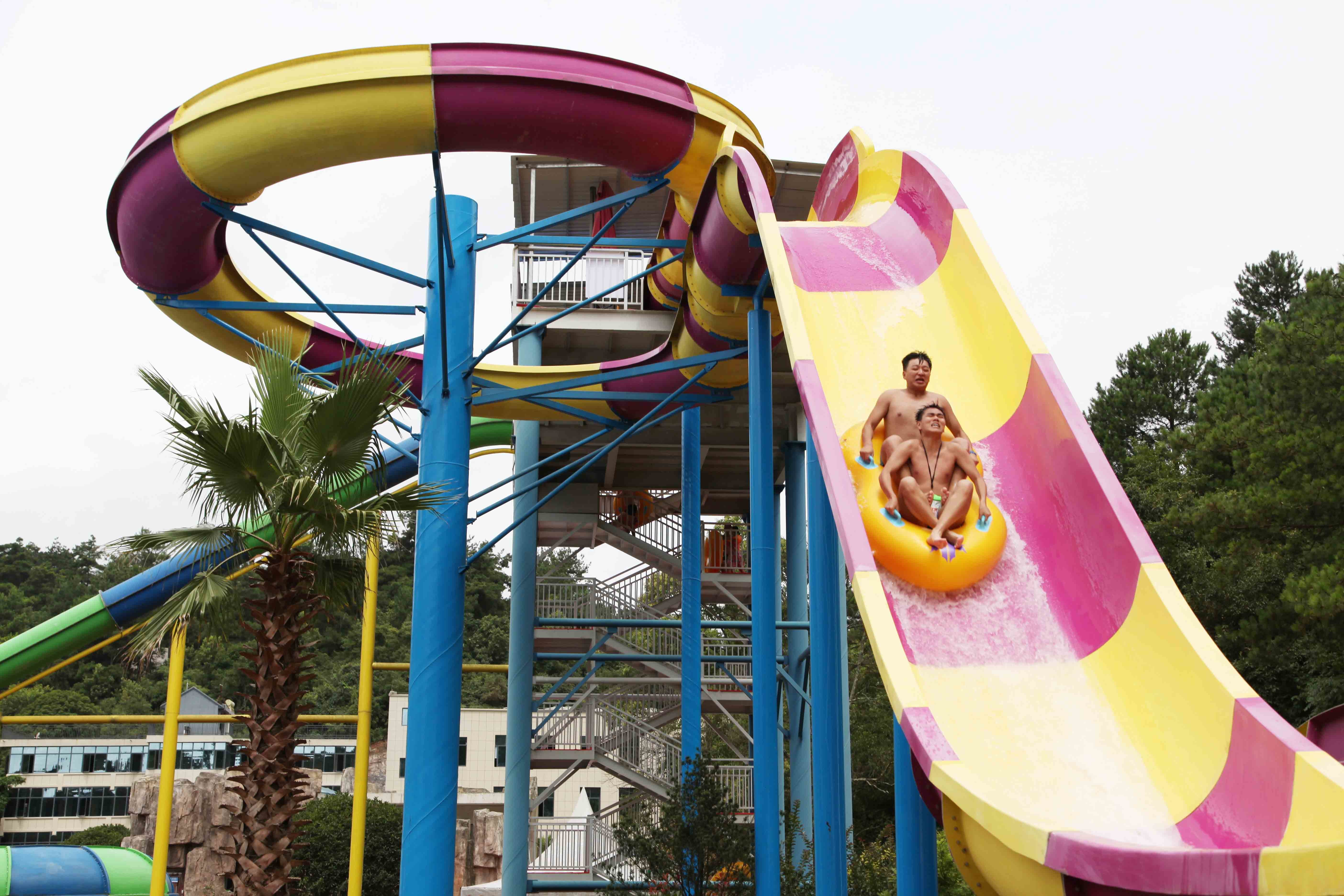 Giant Aqua Park Equipment Exciting Swimming Pool Fiberglass Waterslides For Adults
