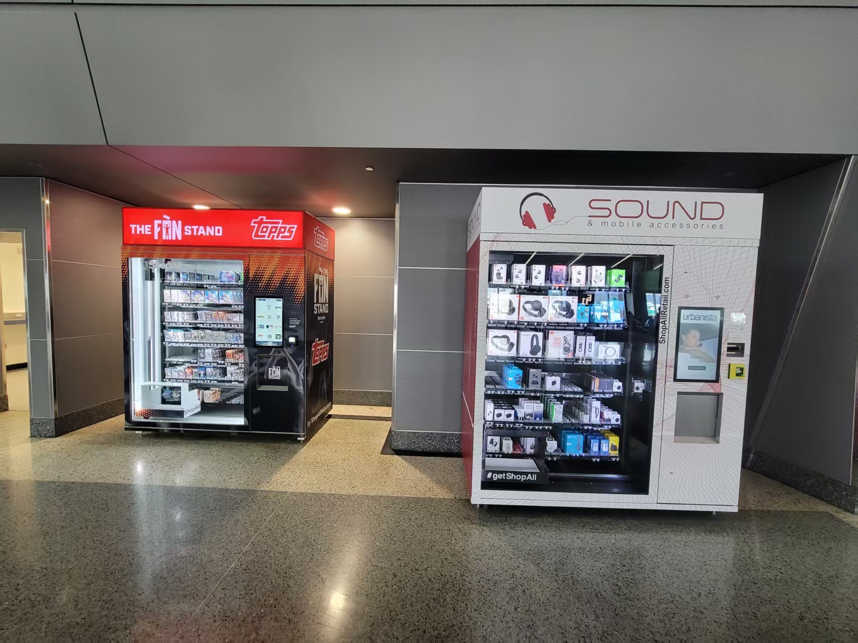 Smart 3C Vending Machine with Transparent Lockers for Better Product Display