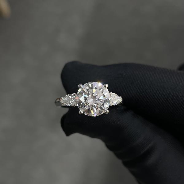 Lab Grown Diamond Rings 3.01ct CVD White F VS2 Three-stone Style Round