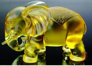 China Amber Colored Glaze Indoor Home Decoration Elephants Figurine Statue 135*80*115mm wholesale