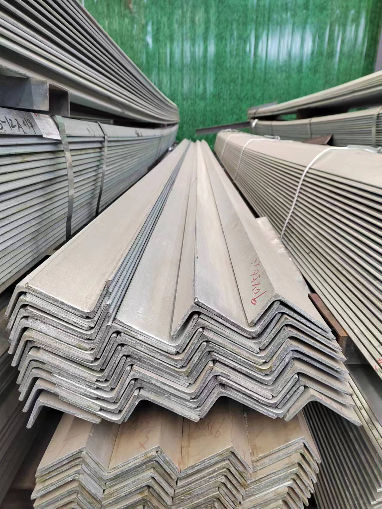Invoicing by actual weight Hot dip galvanized unequal Angle steel Tolerance ±1%