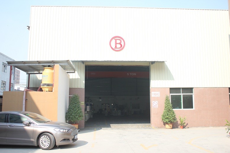30T VERTICAL Plastic Injection Moulding Machine For Small And Medium Scale Production