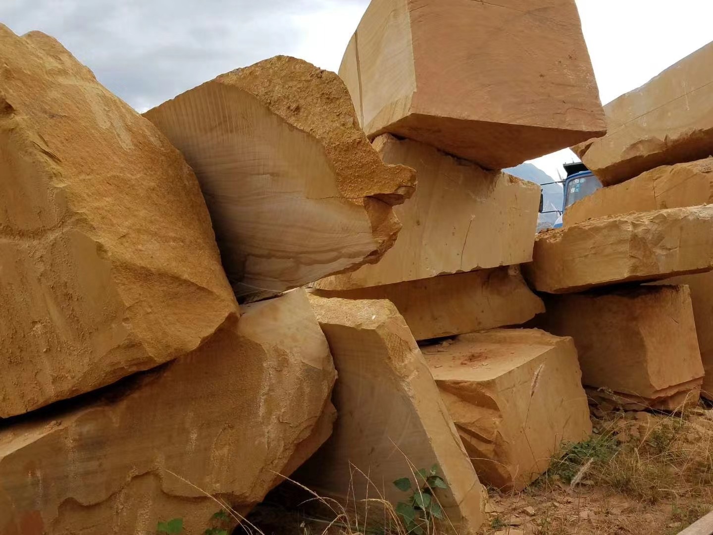 Resilient Split Face Sandstone Cladding Tiles For Landscape Projects