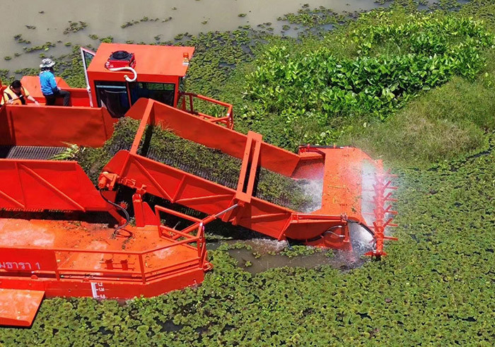 10 cubic capacity of Lake Weed Cutter Machine are used to collect and clean river water plants