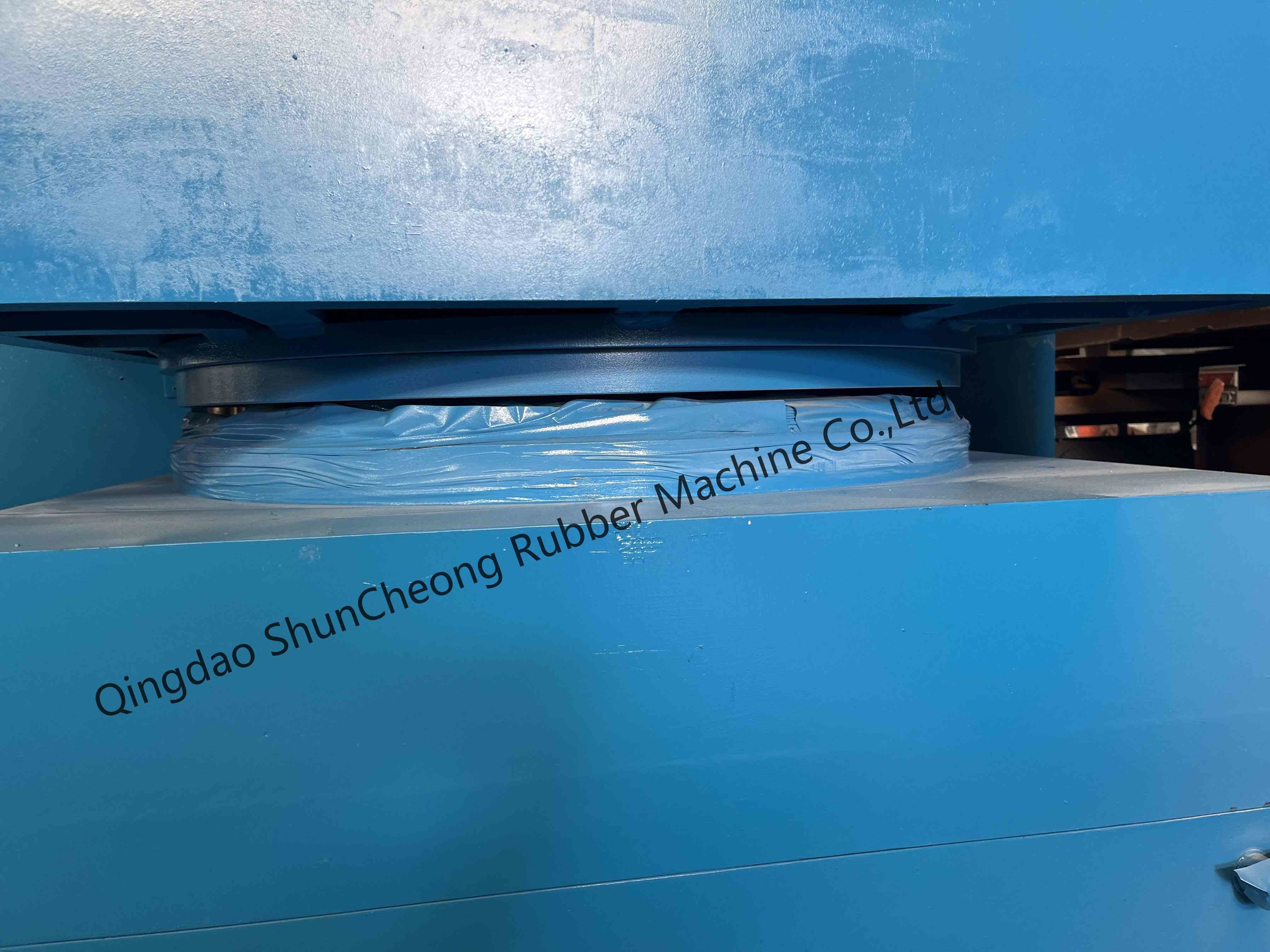 Professional Rubber Cow Mat Making Machine With Push Pull Device