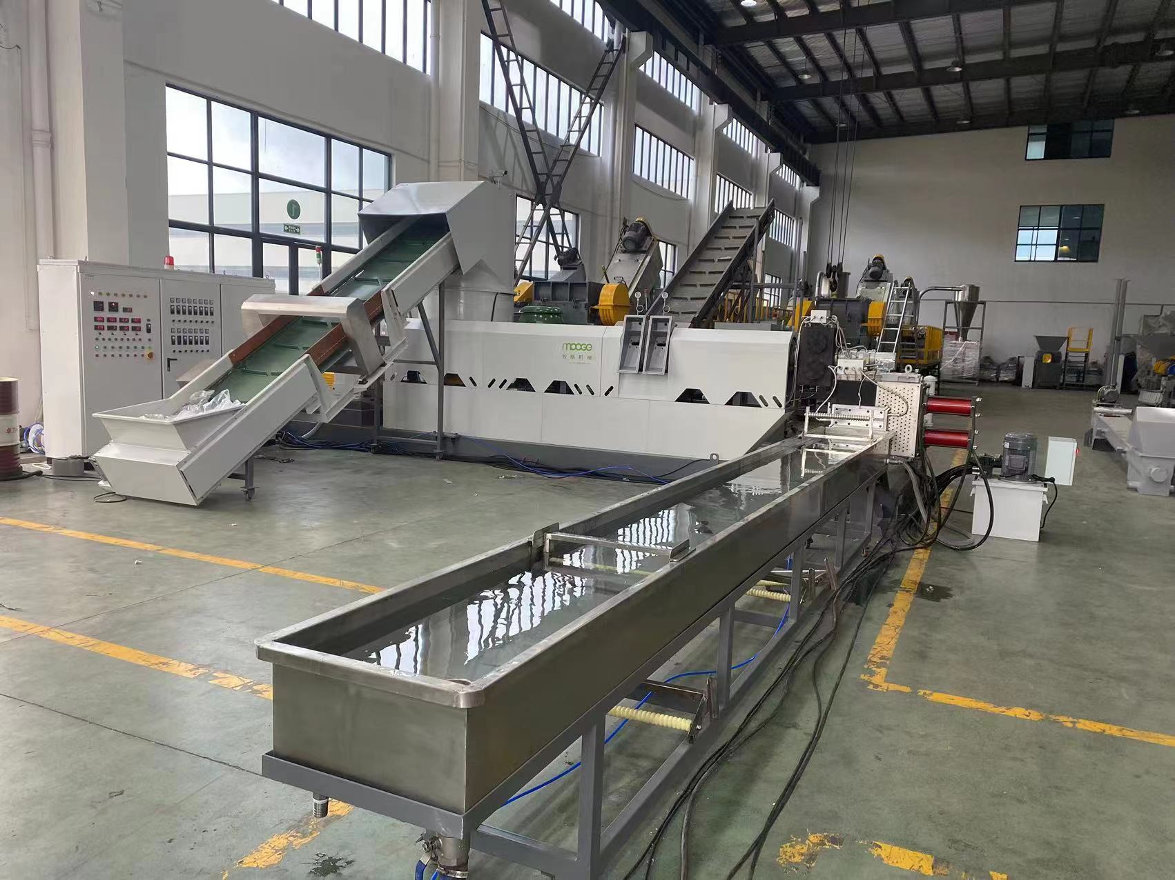 PP PE Pelletizing machinechine PP PE Pelletizing machine has two kinds of type. The RDL-Series plastic granulator machine is single stage plastic pelletizing machine with strand cooling cutting system used for clean industrial waste PE film, PP shopping bags. What's more, the RSL-Series plastic granulator machine is double stages plastic pelletizing machine with strand cooling cutting system used for washing recycled PE film, PE shopping bags material. With double stage it work more stable, produce more clean and more density granules. You can choose double stage or single stage extruder according to the cleanliness of your material. This plastic granulating line can be displayed "L" or "U" shape according to clients' workshop.  We also provide plastic crushing washing recycling line to get clean dry flakes from dirty waste material.