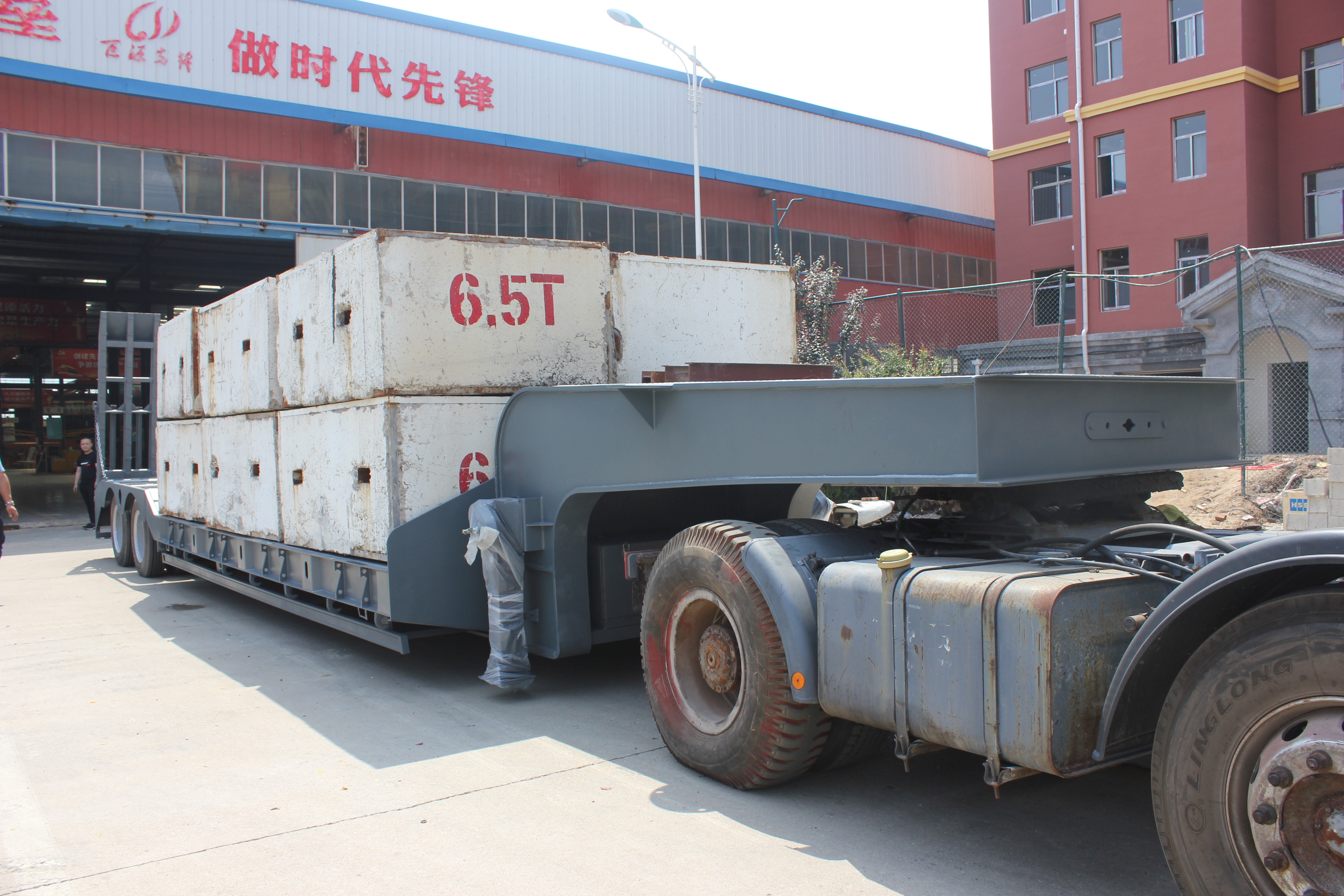 Transport Excavator with Hydraulic Gooseneck 80Tons 4 Axles Low Bed Trailer and Ladder